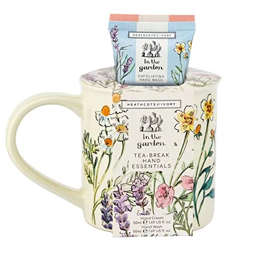 Heathcote & Ivory In the Garden Tea-Break Hand Essentials Geschenkset - Farbenfrohes Geschenkset mit 50 ml Handcreme und 50 ml Handwäsche in einer stilvollen Keramiktasse. Ideal für die Teepause, mit natürlichen Inhaltsstoffen für gepflegte Hände.