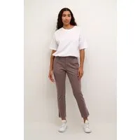 Pants Suiting KAmette Regular Fit in Braun - Damen-Chinohose in regulärer Passform, ideal für vielseitige Looks. Mit Gürtelschlaufen und bequemem Bund für Komfort im Alltag. Pflegeleicht und stylisch für Büro und Freizeit.