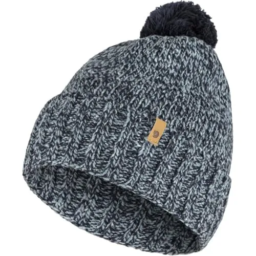 Fjällräven Unisex Övik Pom Beanie-Mütze in Dark Navy - Schirmmütze für Herren aus weicher, rückverfolgbarer Lammwoll-Mischung, mit breitem Umschlagbündchen und kleiner Bommel – nachhaltig produziert ohne PFC.