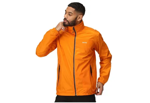 Regatta Herren Regenjacke wasserdicht, Größe M, Orange - Funktionale Herren Regenjacke von Regatta, wasserdicht mit 5.000mm Wassersäule. Packbar in der Seitentasche, atmungsaktiv und mit reflektierenden Streifen für bessere Sichtbarkeit bei schlechtem Wetter.