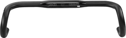 Deda Lenker Gravel 100 RHM 440 mm - Schwarz - Fahrradlenker in elegantem black on black Design, ideal für Gravel-Bikes und bietet optimale Ergonomie für lange Fahrten.