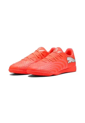 PUMA FUTURE 9 PLAY Indoor-Fußballschuhe in Glow Red - Die PUMA FUTURE 9 PLAY Indoor-Fußballschuhe bieten kreativen Spielmachern perfekten Halt und Komfort. Die spezielle Laufsohle sorgt für präzise Bewegungen und zuverlässigen Grip auf Hallenböden.