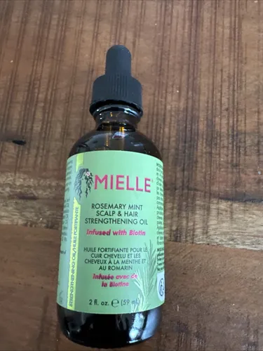 Mielle ROSEMARY MINT Minzöl 59 ml für Kopfhaut und Haarpflege - Erleben Sie die Kraft der Mielle ROSEMARY MINT Haarpflege! Dieses 59 ml Minzöl revitalisiert Kopfhaut und Haar, fördert das Wachstum und sorgt für eine gesunde Mähne. Ideal für die tägliche Anwendung und ohne schädliche Zusätze.