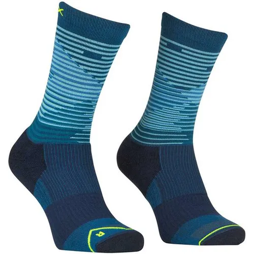 Ortovox All Mountain Mid Socks Men petrol blue (45-47) - Sportsocken für Bergtouren, aus feiner Merinowolle für optimale Temperaturregulierung und Geruchsneutralität, mit gepolstertem Fersen- und Zehenbereich für zusätzlichen Komfort.