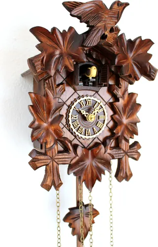 Kuckucksuhr geschnitzt Quarz Uhr mit Musik und 12 Melodien - Kuckucksuhren aus dem Schwarzwald, 23 cm groß, mit Nachtabschaltung und aus hochwertigem Holz für ein gemütliches Zuhause.