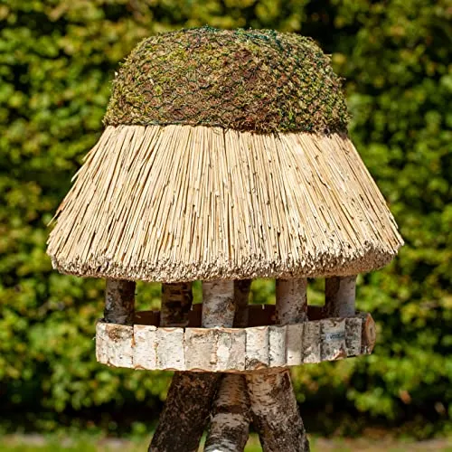 VOSS.garden Ovales XL Vogelvilla Pellworm mit Reetdach, Naturbelassene Birke 37x52cm große Futterplatte, Vogelhaus Futterstation Vogelhäuschen Futterhaus