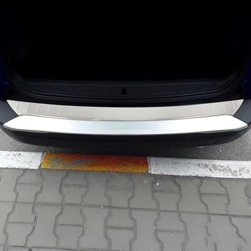 OMAC Ladekantenschutz für Peugeot 2008 II (2019-2026) – Edelstahl gebürstet - Schützen Sie die Ladekante Ihres Peugeot 2008 II vor Kratzern und Beschädigungen. Der Edelstahl-Ladekantenschutz überzeugt durch einfache Montage, breite Abdeckung und geprüfte Qualität. Ideal für den Alltag!