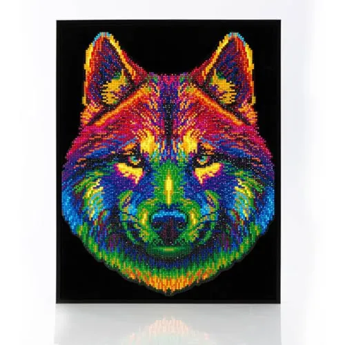 DIAMOND DOTZ - Diamond Painting Neon Wolf - Basteln mit hochwertigen 13-Facettenschliff Strasssteinen für extra Glitzereffekte. Neonfarben auf schwarz beflocktem Hintergrund schaffen einen einzigartigen Look.