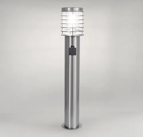 Edelstahl Außenstandleuchte mit Steckdose 252D-800-SD-SN - Moderne Außenleuchte aus V2A-Edelstahl mit integrierter 230V Steckdose für praktische Nutzung im Garten. IP44 Schutz für Langlebigkeit und elegantes Design.