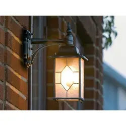 Nostalgische LED Außenwandleuchte im Landhausstil - Wetterfeste Laterne für draußen, ideal zur Terrassenbeleuchtung mit stilvollem Design und warmweißem Licht. Perfekt für Eingangsbereiche und Balkone.