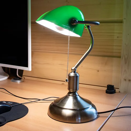 Retro Bankerlampe Glas verstellbar Tischleuchte grün - Tischleuchte im nostalgischen Design aus Metall und grünem Glas, ideal für Büro und Schreibtisch. Verstellbar mit Zugschalter für eine entspannte Atmosphäre.