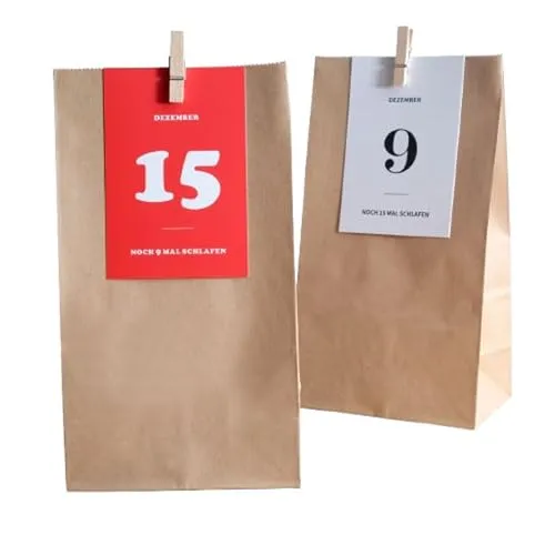 Adventskalender zum Befüllen – 24 Kraftpapiertüten mit Zahlenkarten & Holzklammern – DIY Weihnachtskalender Bastelset zum Selbstbefüllen (Braun - Weiß/Rot)