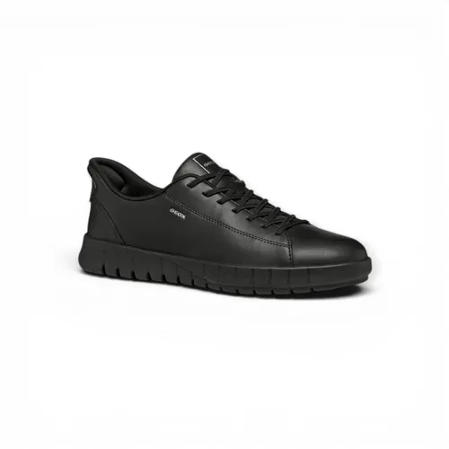 Geox FLEXTRIDE PLUS Herrenschuhe - Sportliche Slipper in Schwarz - Entdecken Sie die Geox FLEXTRIDE PLUS Herrenschuhe: Sportliche Slipper mit herausnehmbarem Fußbett und flexibler Sohle. Ideal für den Alltag und urbanen Lifestyle – für höchsten Komfort und stilvolles Design.
