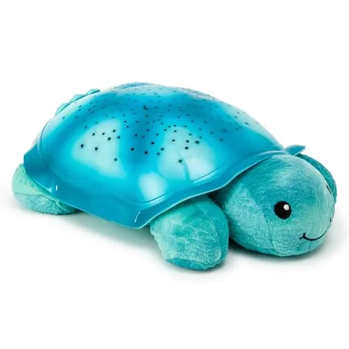 Cloud B Twinkling Twilight Turtle® Aqua Nachtlicht mit Sound - Nachtlicht für Kinder, projiziert einen funkelnden Sternenhimmel und bietet beruhigende Klänge für eine entspannte Schlafumgebung.