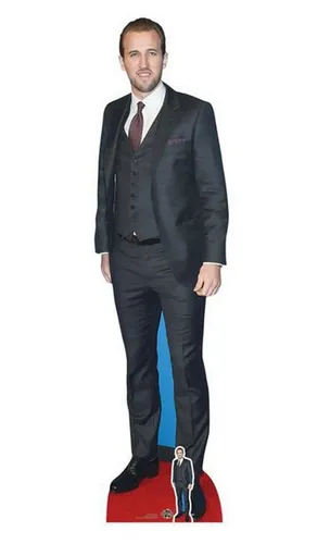 Dekofigur Fußball Harry Kane - Pappaufsteller - Stilvolle Dekofigur von Harry Kane als Pappaufsteller, ideal für Fußballfans und als Blickfang bei Partys oder Events. Hochwertiger Druck für lebendige Farben.