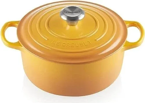 Le Creuset Signature Gusseisen-Bräter Ø 24 cm - Runder Gusseisen-Bräter für alle Herdarten, ideal zum energieeffizienten Garen und Servieren, mit 4,2 l Volumen und kratzfester Innenemaillierung.