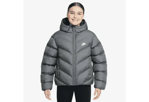 Nike Sportswear All Day Play Therma-Fit-Puffer-Jacke für Kinder, Smoke Grey/Weiß, HQ4976-084, XS - Die Nike Therma-Fit-Puffer-Jacke bietet optimalen Wetterschutz und Bewegungsfreiheit. Mit wasserabweisender Beschichtung und weicher Isolierung ist sie perfekt für aktive Kinder. Praktische Taschen und stylisches Chevron-Muster runden das Design ab.