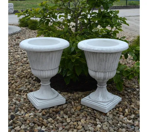 Gartenfigur Zwei Pflanzvasen klassisch - Gartendekoparadies.de - Garten-Zubehör: Set aus zwei frostfesten Pflanzgefäßen im antiken Look, ideal für kreative Gartenarrangements und langlebige Blumendekoration.