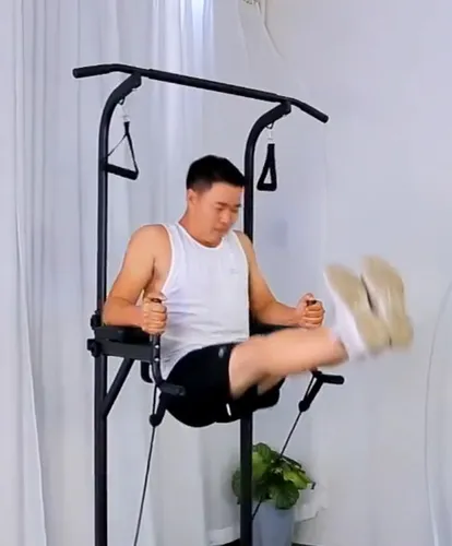 Turnwand Sprossenwand mit Klimmzugstation und Dip Bar - Kraftstation für Fitness und Bodybuilding, ausgestattet mit Trainingsbändern für vielseitige Übungen und optimalen Muskelaufbau im Heim- und Gewerbegebrauch.