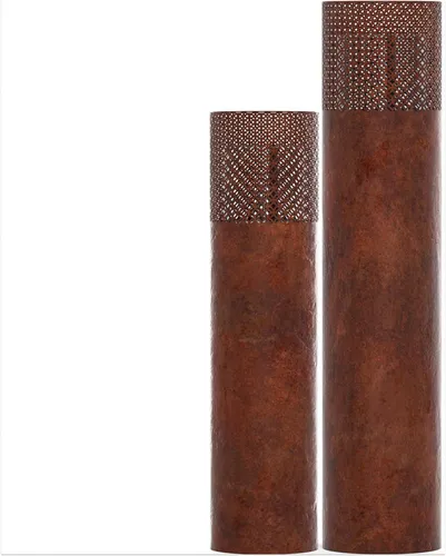 BENTSON Windlichtsäule 2er Set – Deko-Säule für Garten im Rost Industrial Design - Windlichter für Garten und Balkon, inklusive Glaszylinder und Kerzen. Schaffen Sie mit diesen robusten und stilvollen Säulen eine einladende Atmosphäre im Innen- und Außenbereich.