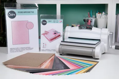 Sizzix Big Shot Plus Starter-Set für kreative Bastelprojekte - Stanz- und Prägemaschine für Kartenherstellung und Scrapbooking, inklusive exklusiven Stanzformen, ideal für Vielseitigkeit bei verschiedenen Materialien.