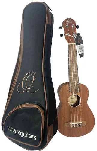 Ortega RFU10S Sopran Ukulele - Sonstige Zupfinstrumente, Timber Series mit Sapele-Decke und Mahagoni-Boden, inklusive Deluxe Gigbag für optimalen Schutz und Transport.