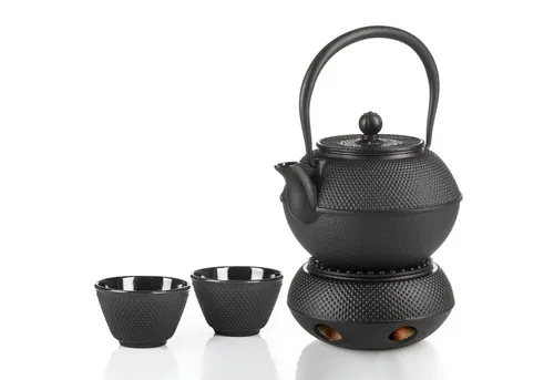 Dimono Traditionelles Tee-Set aus Gusseisen: Teekanne, Stövchen und 2 Teebecher - Thermobehälter mit original Gusseisen, geschmacksneutral und wärmespeichernd. Perfekt für Teeliebhaber, die Wert auf Handarbeit und asiatische Teekultur legen.