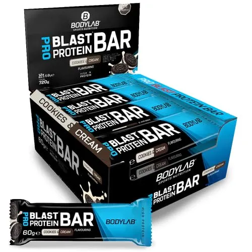 Bodylab24 Pro Blast Protein Bar Cookies & Cream 12 x 60g - Proteinriegel mit 20g Eiweiß pro Riegel, knuspriger Schokoladenüberzug und ideal für unterwegs oder vor/nach dem Training.