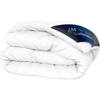 DormiGood Premium Mikrofaserdecke 140x200 cm - Atmungsaktive Bettdecke für jeden Anlass - Die DormiGood Premium Mikrofaserdecke (140x200 cm) bietet höchsten Schlafkomfort mit feuchtigkeitsregulierender Mikrofaser und strapazierfähiger Baumwolle. Ideal für Herbst und Frühling, platzsparend verstaubar.