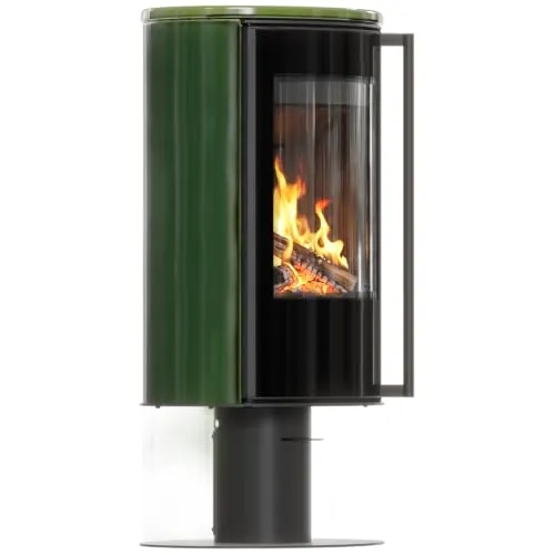 Freistehender Kaminofen mit Sockel ERIK/N 5,5 kW Ø 150 cm, grüne Kachel, Kachelabdeckung, schwarz Verkleidung, mit Türfeder