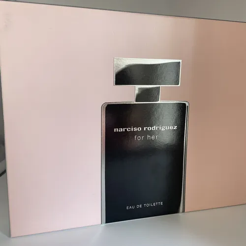 Narciso Rodriguez For Her EdT X-Mas X24 Set 3-teilig Damen - Elegantes 3-teiliges Set mit dem langanhaltenden Duft von Rose, Sandelholz und Moschus. Ideal als Geschenk für besondere Anlässe und perfekt für Reisen.