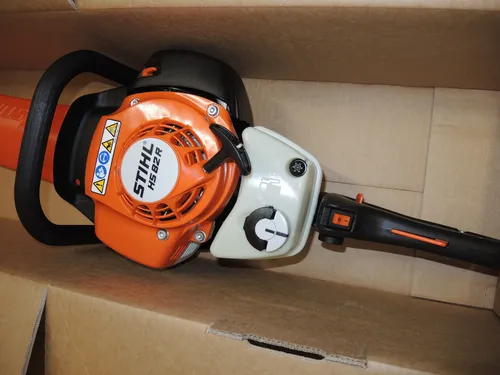 Stihl HS 82 R Profi Heckenschere 600 mm - Heckenschere mit 600 mm Klingenlänge und Antivibrationsgriff, ideal für präzise Schnittarbeiten im Garten. Leistungsstarker Benzinmotor für hohe Effizienz.