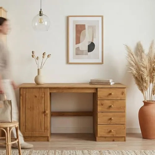 Schreibtisch MANAGER aus Massivholz, 145 x 73 x 54 cm, Eiche Finish - Vielseitiger Schreibtisch aus robustem Kiefernholz, ideal für Home Office und Büro. Mit 4 Schubladen und 1 Türfach bietet er großzügigen Stauraum für Ihre Unterlagen und Technikzubehör.