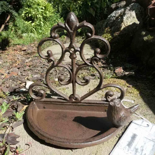 Esschert Design Wandfutterschale - Futternapf und Vogeltränke aus hochwertigem Gusseisen, ca. 18 cm x 10 cm x 18 cm, mit schönem Vogelmotiv für eine ansprechende Optik