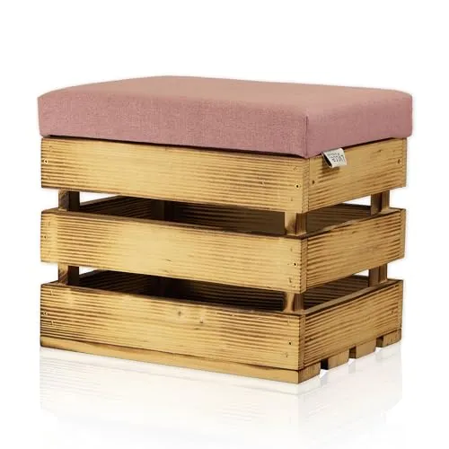 Lycce Hocker mit Stauraum - Rosa Sitzhocker und Fußablage - Vielseitiger Sitzhocker aus nachhaltig produziertem Nadelholz mit gepolstertem Deckel aus 100% recycelten PET-Flaschen. Ideal zum Verstauen von Bettwäsche oder Handtüchern und als bequeme Fußablage.