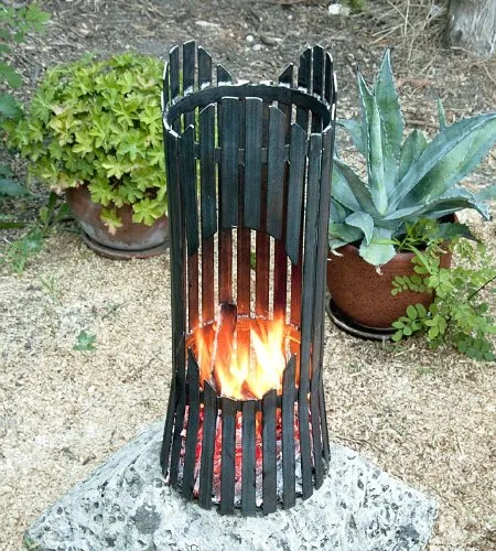 DanDiBo Feuersäule Garten Albero - 60 cm Metall Feuerkorb - Dekorative Feuersäule aus unbehandeltem Metall, Höhe 60 cm, die mit ihren Verzierungen eine bezaubernde Atmosphäre im Garten schafft.