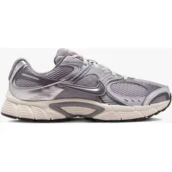 NIKE Herren Freizeitschuhe V5 RNR - Schuhe für Alltag und Freizeit, leicht dank Schaumstoff-Mittelsohle und mit stylischen Metallic-Details, ideal für modebewusste Männer.