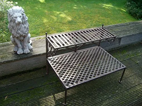 Blumentreppe aus Eisen, 75 cm – Stabil und stilvoll - Blumentreppe aus Eisen, ideal für Pflanzenliebhaber. Hohe Stabilität mit zwei Ablagen, perfekt für dekorative Pflanzenarrangements.