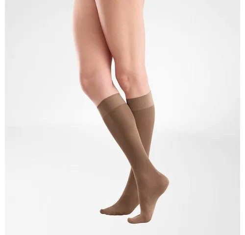 Bauerfeind VenoTrain act sheer elegance AD Strümpf 2 - Hochwertige Kompressionsstrümpfe für optimale Beinunterstützung, ideal für Sport und Alltag, aus atmungsaktiver Polyamid-Mischung in eleganter amaretto Farbe.