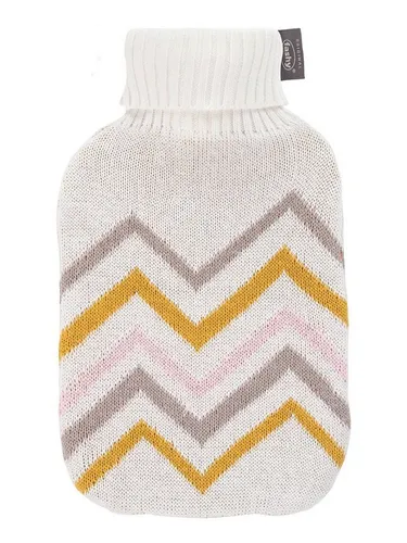 Fashy Wärmflasche mit Strickbezug 2L – Zackenmuster in Weiß und Honig - Wärmflasche von Fashy mit abnehmbarem Strickbezug im Zackenmuster. Hochwertige Thermoplastflasche mit 2L Volumen, sicher zu befüllen dank großem Einfüllgewinde. Ideal für gemütliche Wärme.