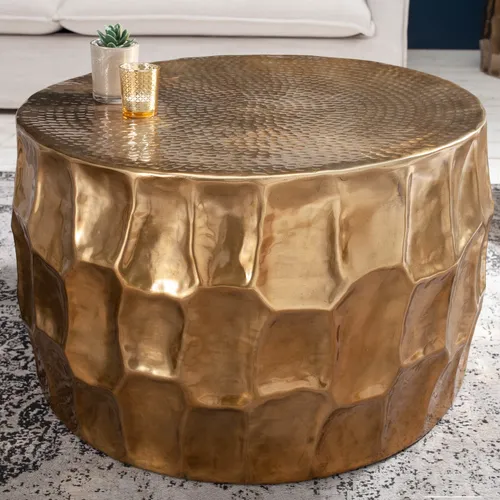 invicta INTERIOR Handgefertigter Couchtisch Organic Orient 70cm Gold Hammerschlag Design - Eleganter Ziertisch im einzigartigen Hammerschlag Design, handgefertigt aus langlebiger Aluminium Legierung. Jedes Stück ist ein Unikat und bringt Stil in dein Wohnambiente. Abmessungen: 68 x 40 x 68 cm, max. Belastbarkeit: 60 kg.