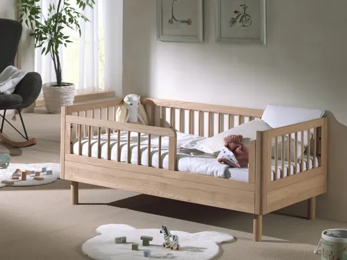 Juniorbett mit Rausfallschutz 70x140 cm aus Eiche massiv - Hochwertiges Gitterbett aus natur geölter Eiche, ideal für sicheren Schlaf und perfekten Übergang für Kleinkinder.