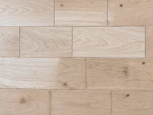 Massivholzdiele Eiche Rustikal geschliffen - Hochwertige Massivholzdielen aus Eiche, geschliffen und naturbelassen. Ideal für eine stilvolle Raumgestaltung, mit einfacher Verlegung durch Verklebung. Starke 15 mm und elegante Breite von 9 cm.