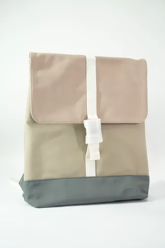 Johnny Urban Ruby Beige Rose Tagesrucksack - Stylischer Damenrucksack in Beige Rosa, aus nachhaltigem Material gefertigt und ideal für den täglichen Gebrauch mit einem Volumen von 8,5 Litern.