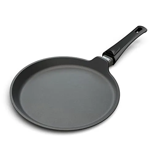 Hoffmann Aluguss Crepespfanne Induktion 28 cm – Made in Germany - Entdecke die ideale Pfanne für Crepes und Pfannkuchen: Die flache Form und die hervorragende Antihaftbeschichtung sorgen für müheloses Wenden und einfache Reinigung. Induktionsgeeignet und perfekt für alle Herdarten.