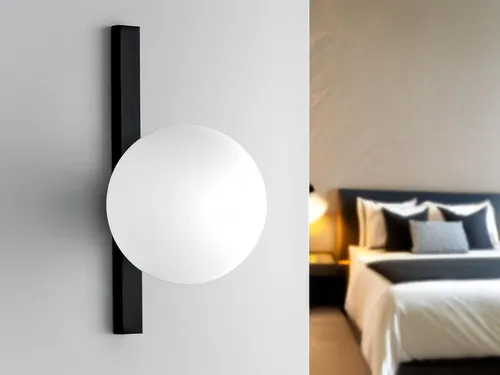 Ausgefallene LED Wandleuchte Schwarz mit Opalweißer Glaskugel – 28cm Höhe - Diese stilvolle Wandleuchte vereint Retro-Charme und modernes Design. Der elegante schwarze Metallkorpus und die opalweiße Glaskugel sorgen für eine warme Atmosphäre und setzen markante Akzente in jedem Raum.