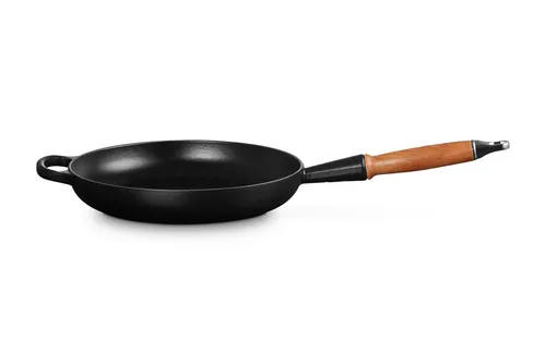 Le Creuset Signature Gusseiserne Bratpfanne 26 cm mit Holzgriff - Pfannen, ideal für tägliches Kochen mit langlebiger, mattschwarzer Emaille, gleichmäßige Wärmeverteilung, für alle Herdarten geeignet und made in France.