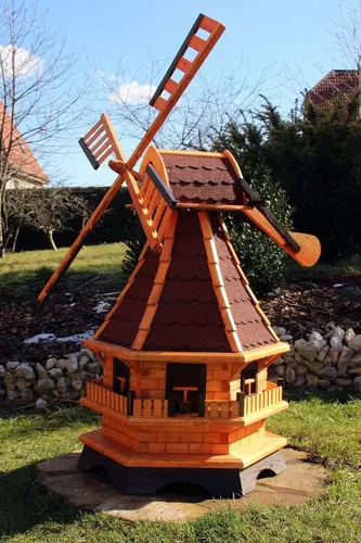 1,30 m große Windmühle mit Solarbeleuchtung rot Typ 18 - Handgefertigte Windmühle aus Holz mit kugelgelagerten Flügeln. Die integrierte Solarbeleuchtung sorgt für stimmungsvolles Licht im Garten. Mit einer Höhe von 1,30 m und einem Durchmesser von 60 cm ist sie ein echter Blickfang.