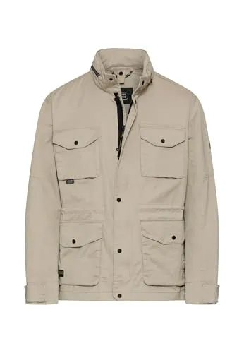 Camel Active Blouson 430400-7N92 in Light Beige, Größe 54 - Sportliche Herrenjacke mit markantem Utility-Look, komfortablem Schnitt und praktischen Fronttaschen. Ideal für den Alltag und moderne Akzente durch den hochschließenden Stehkragen.