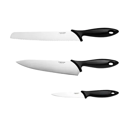 Fiskars 3-teiliges Messer-Set Essential - Praktisches 3-teiliges Messer-Set mit Kochmesser, Brotmesser und Schälmesser. Ideal für vielseitige Schneidaufgaben in der Küche. Robuste Griffe aus PP-Kunststoff für sicheres Arbeiten und scharfe Klingen aus rostfreiem Stahl für langanhaltende Schärfe.